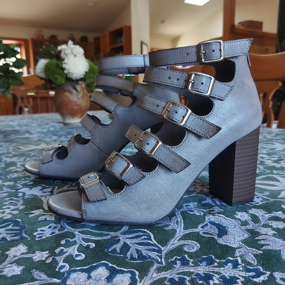 NWOT grey strappy heels size 9 - Picture 2 of 12